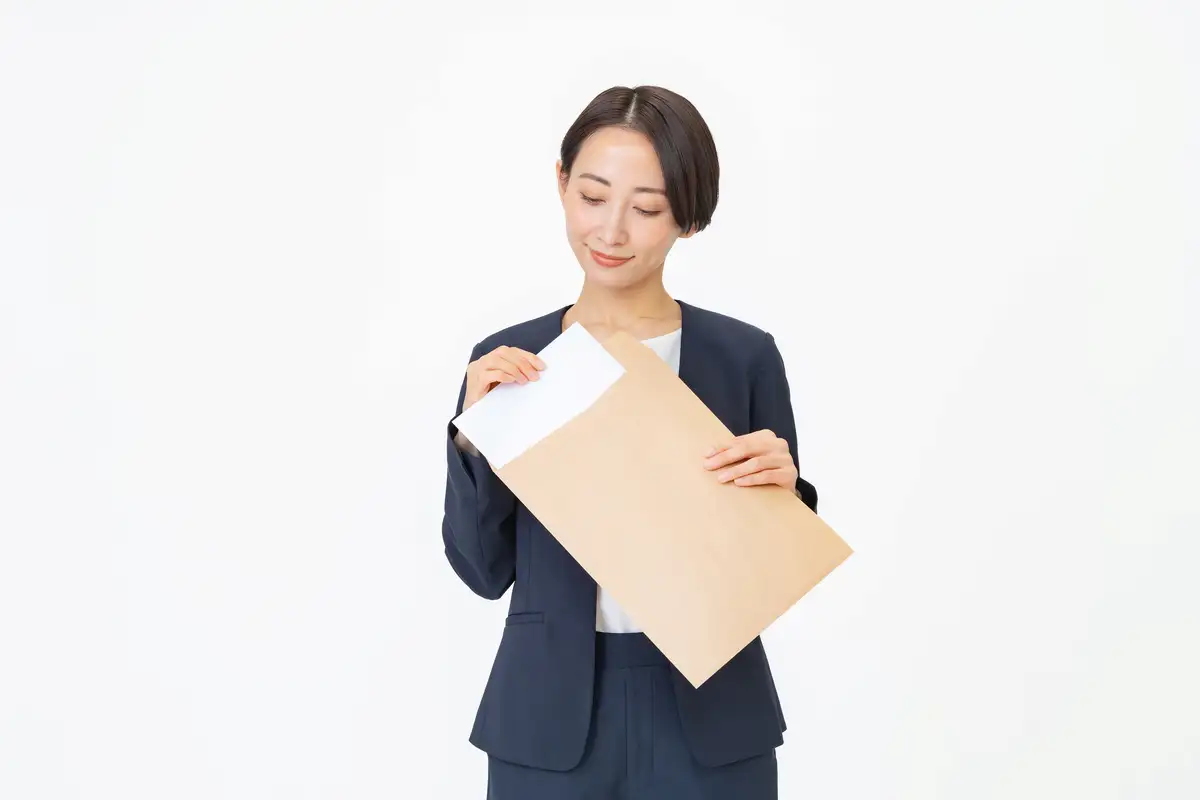 封筒を持つ女性