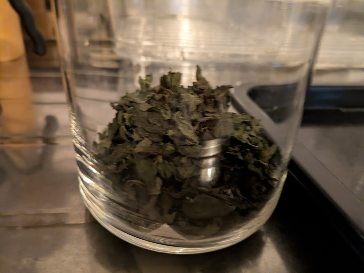 保存瓶に乾燥剤と一緒に入れ保管します